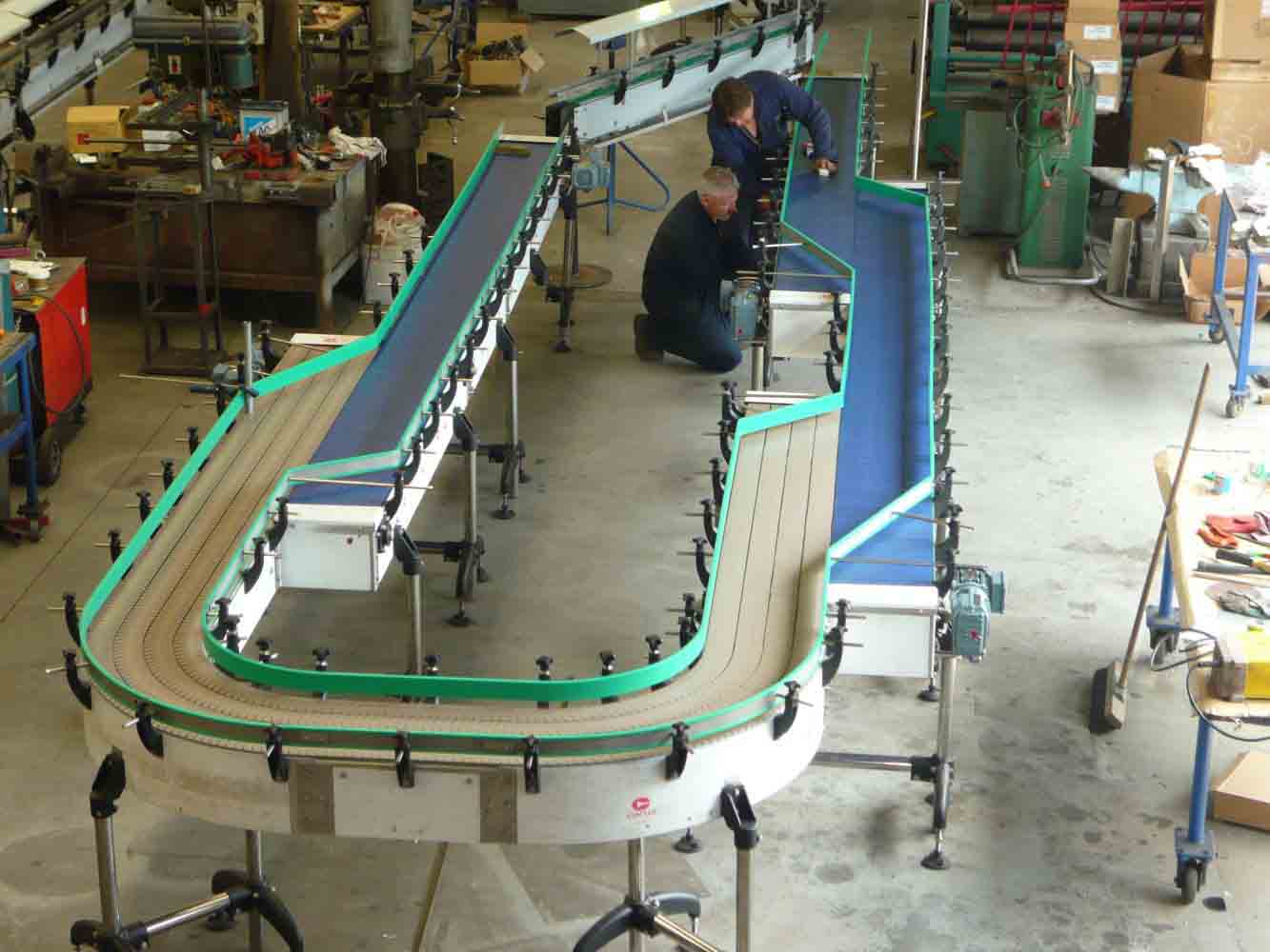 Large product accumulation conveyor assembled in the WSL workshop