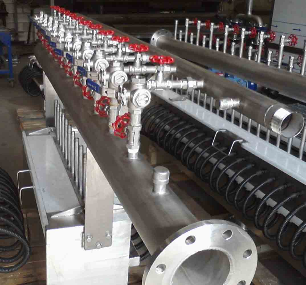 Stainless steel header manifold with valves